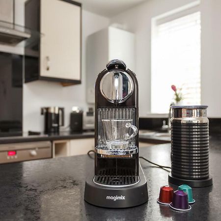 Stunning Contemporary Apartment - Free Parking - 5 Minute Walk To The Beach - Great Location - Fast Wifi - Smart Tv With Netflix Included - Contractor Friendly - Perfect For Short And Long Stays Bornemouth Extérieur photo