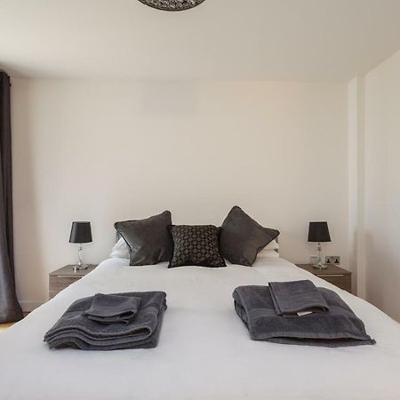 Stunning Contemporary Apartment - Free Parking - 5 Minute Walk To The Beach - Great Location - Fast Wifi - Smart Tv With Netflix Included - Contractor Friendly - Perfect For Short And Long Stays Bornemouth Extérieur photo