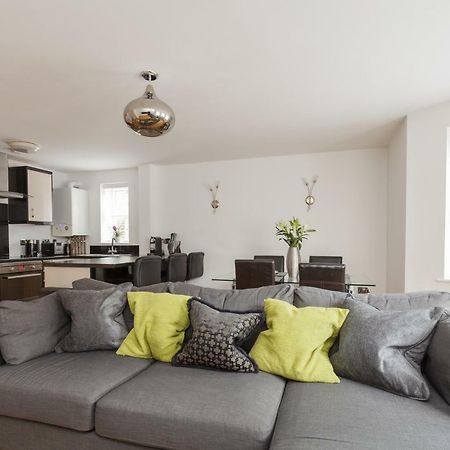 Stunning Contemporary Apartment - Free Parking - 5 Minute Walk To The Beach - Great Location - Fast Wifi - Smart Tv With Netflix Included - Contractor Friendly - Perfect For Short And Long Stays Bornemouth Extérieur photo