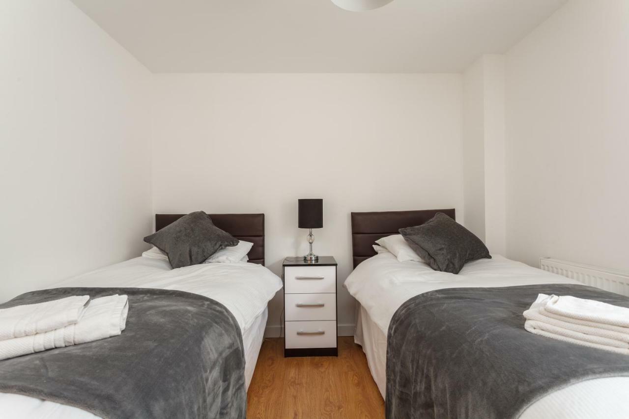 Stunning Contemporary Apartment - Free Parking - 5 Minute Walk To The Beach - Great Location - Fast Wifi - Smart Tv With Netflix Included - Contractor Friendly - Perfect For Short And Long Stays Bornemouth Extérieur photo