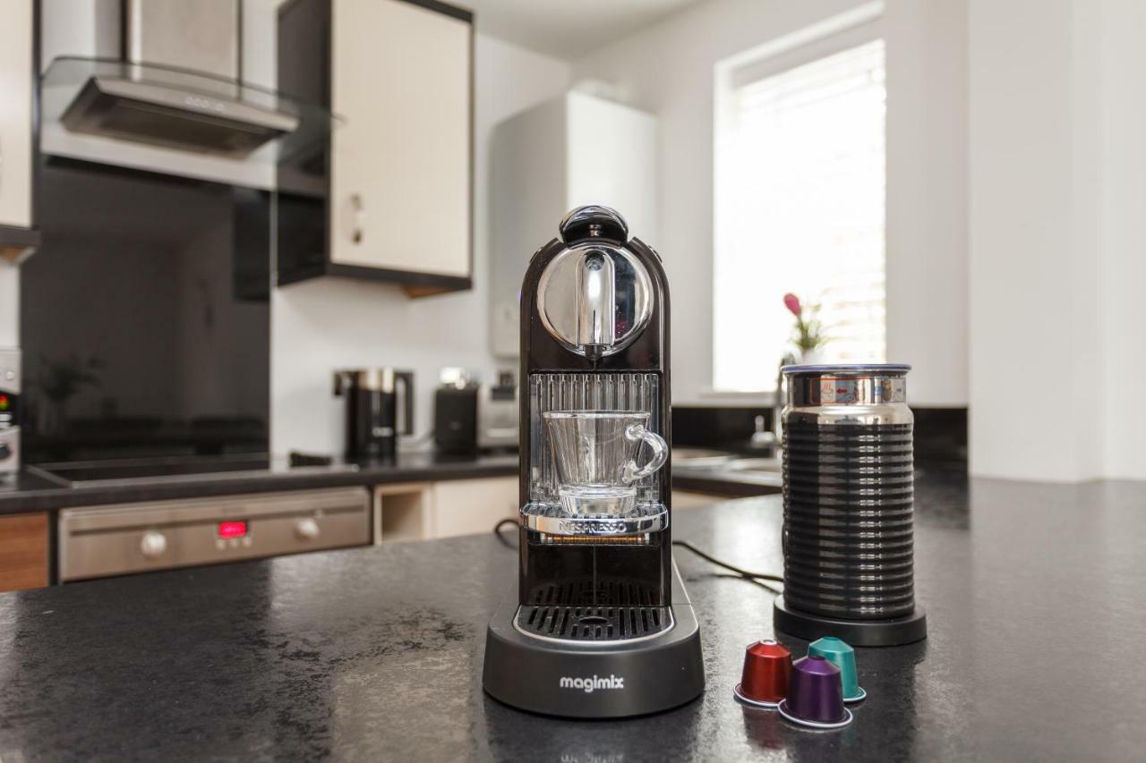Stunning Contemporary Apartment - Free Parking - 5 Minute Walk To The Beach - Great Location - Fast Wifi - Smart Tv With Netflix Included - Contractor Friendly - Perfect For Short And Long Stays Bornemouth Extérieur photo