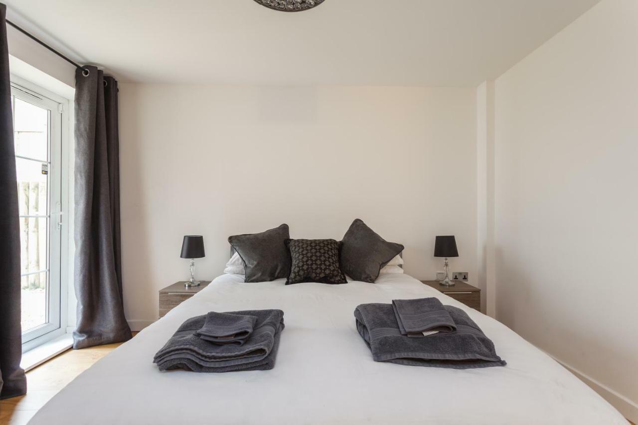 Stunning Contemporary Apartment - Free Parking - 5 Minute Walk To The Beach - Great Location - Fast Wifi - Smart Tv With Netflix Included - Contractor Friendly - Perfect For Short And Long Stays Bornemouth Extérieur photo