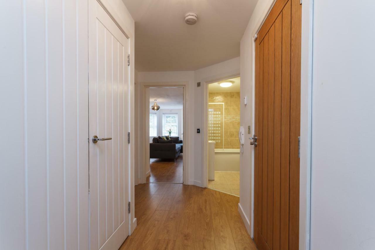 Stunning Contemporary Apartment - Free Parking - 5 Minute Walk To The Beach - Great Location - Fast Wifi - Smart Tv With Netflix Included - Contractor Friendly - Perfect For Short And Long Stays Bornemouth Extérieur photo