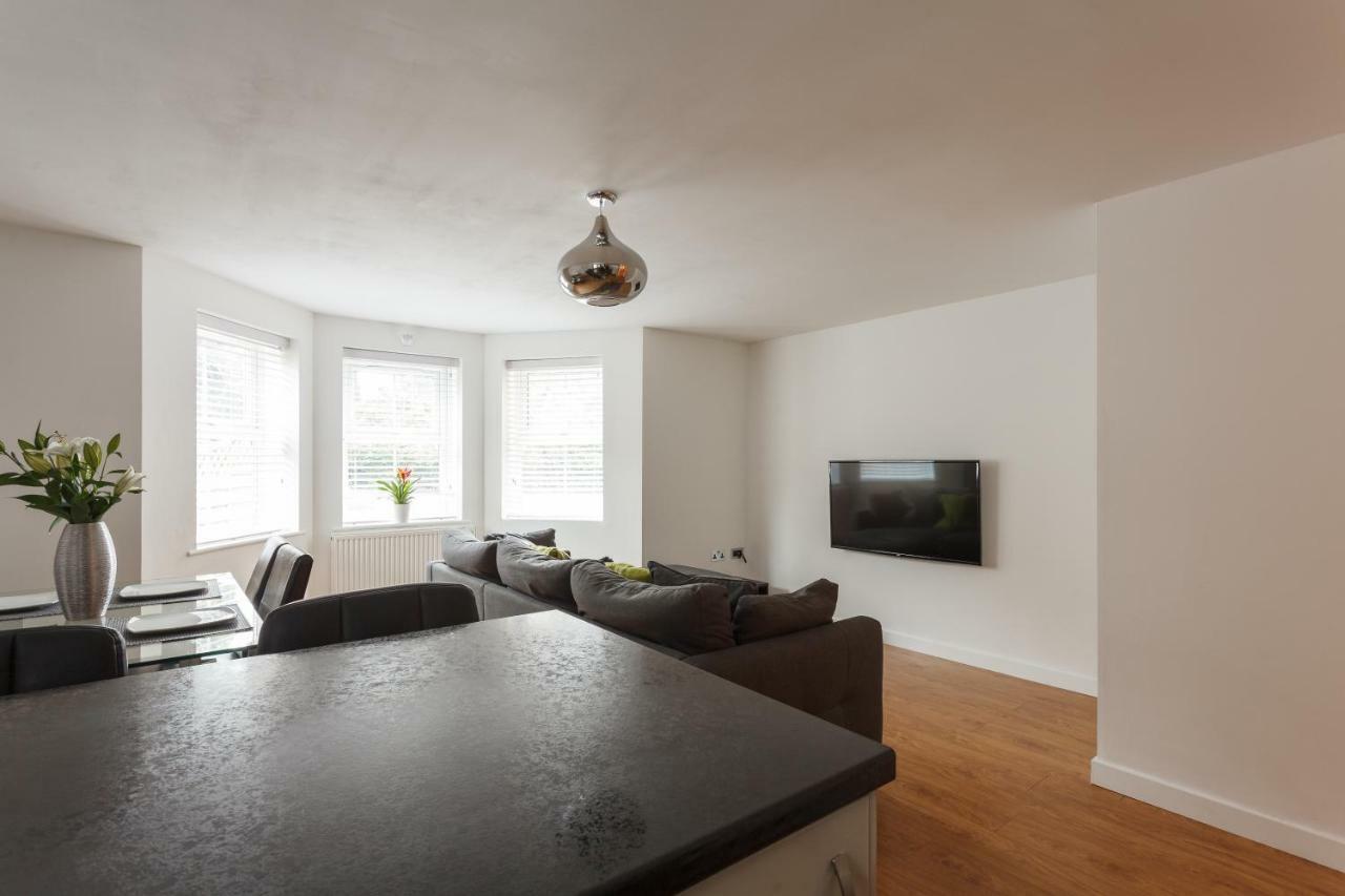 Stunning Contemporary Apartment - Free Parking - 5 Minute Walk To The Beach - Great Location - Fast Wifi - Smart Tv With Netflix Included - Contractor Friendly - Perfect For Short And Long Stays Bornemouth Extérieur photo