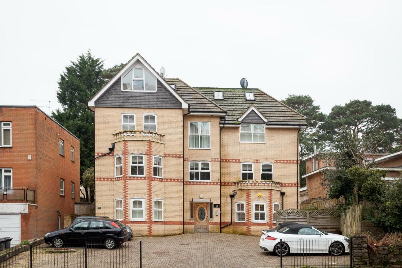 Stunning Contemporary Apartment - Free Parking - 5 Minute Walk To The Beach - Great Location - Fast Wifi - Smart Tv With Netflix Included - Contractor Friendly - Perfect For Short And Long Stays Bornemouth Extérieur photo