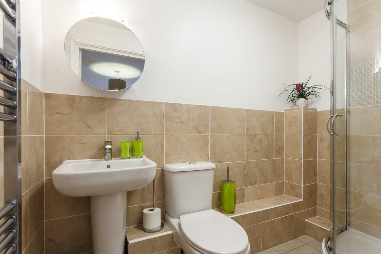 Stunning Contemporary Apartment - Free Parking - 5 Minute Walk To The Beach - Great Location - Fast Wifi - Smart Tv With Netflix Included - Contractor Friendly - Perfect For Short And Long Stays Bornemouth Extérieur photo