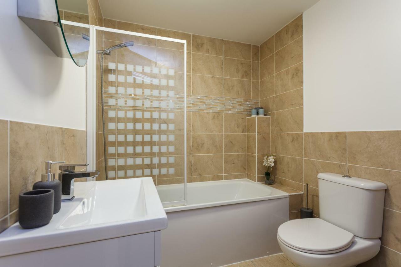 Stunning Contemporary Apartment - Free Parking - 5 Minute Walk To The Beach - Great Location - Fast Wifi - Smart Tv With Netflix Included - Contractor Friendly - Perfect For Short And Long Stays Bornemouth Extérieur photo