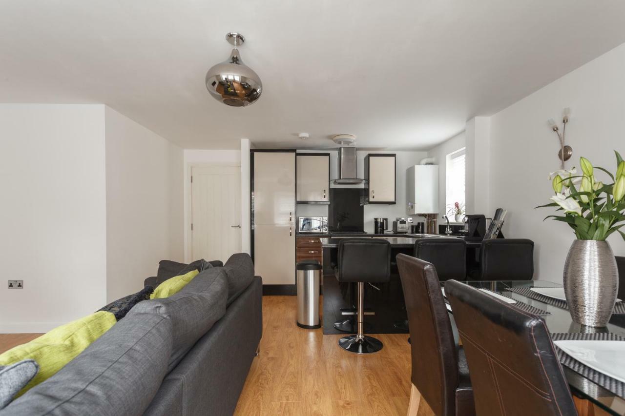 Stunning Contemporary Apartment - Free Parking - 5 Minute Walk To The Beach - Great Location - Fast Wifi - Smart Tv With Netflix Included - Contractor Friendly - Perfect For Short And Long Stays Bornemouth Extérieur photo