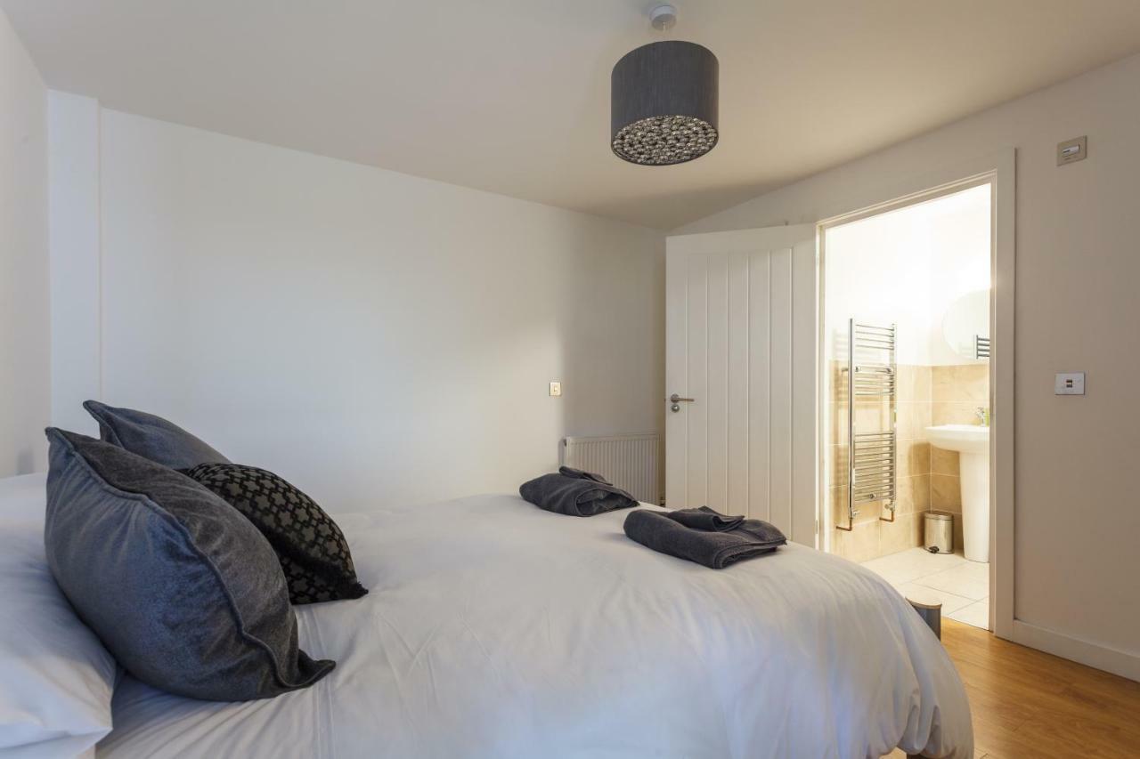 Stunning Contemporary Apartment - Free Parking - 5 Minute Walk To The Beach - Great Location - Fast Wifi - Smart Tv With Netflix Included - Contractor Friendly - Perfect For Short And Long Stays Bornemouth Extérieur photo