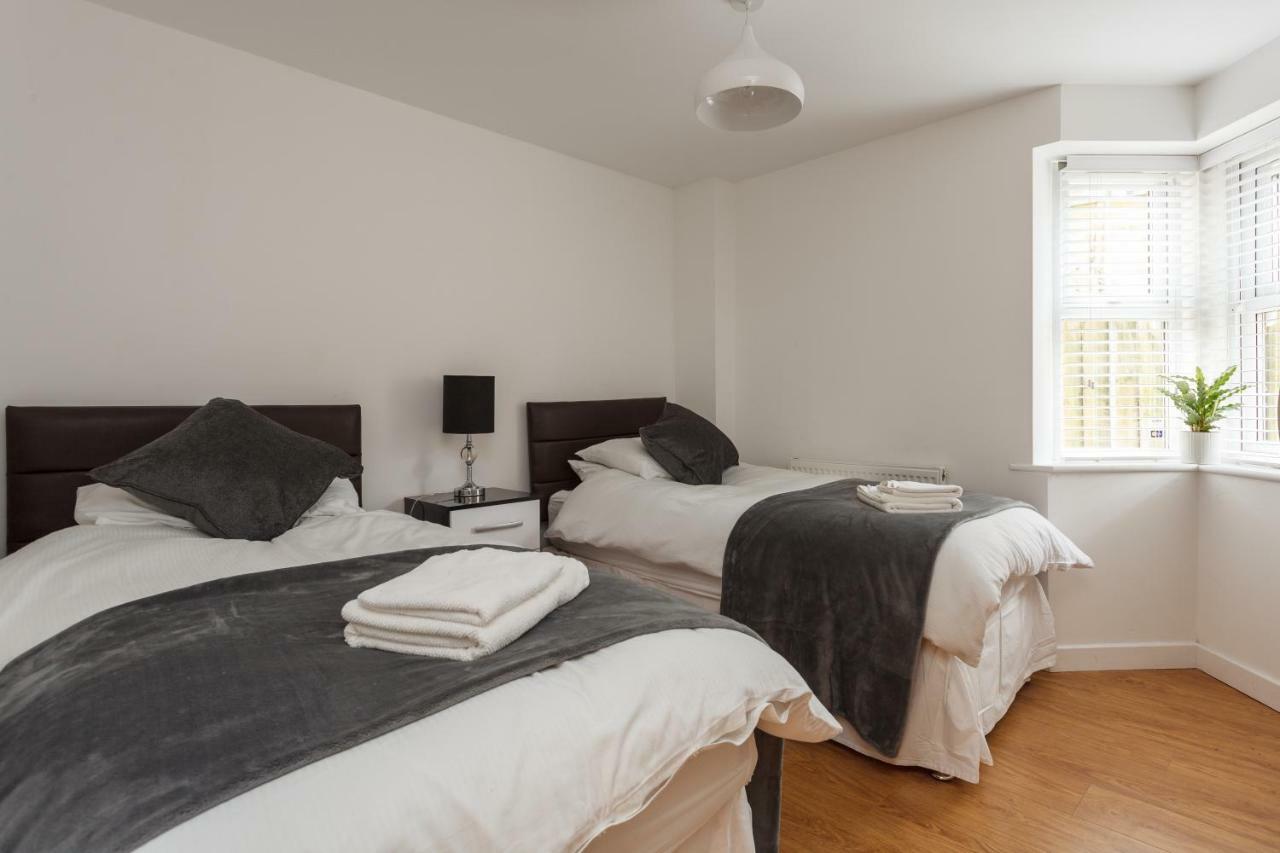 Stunning Contemporary Apartment - Free Parking - 5 Minute Walk To The Beach - Great Location - Fast Wifi - Smart Tv With Netflix Included - Contractor Friendly - Perfect For Short And Long Stays Bornemouth Extérieur photo