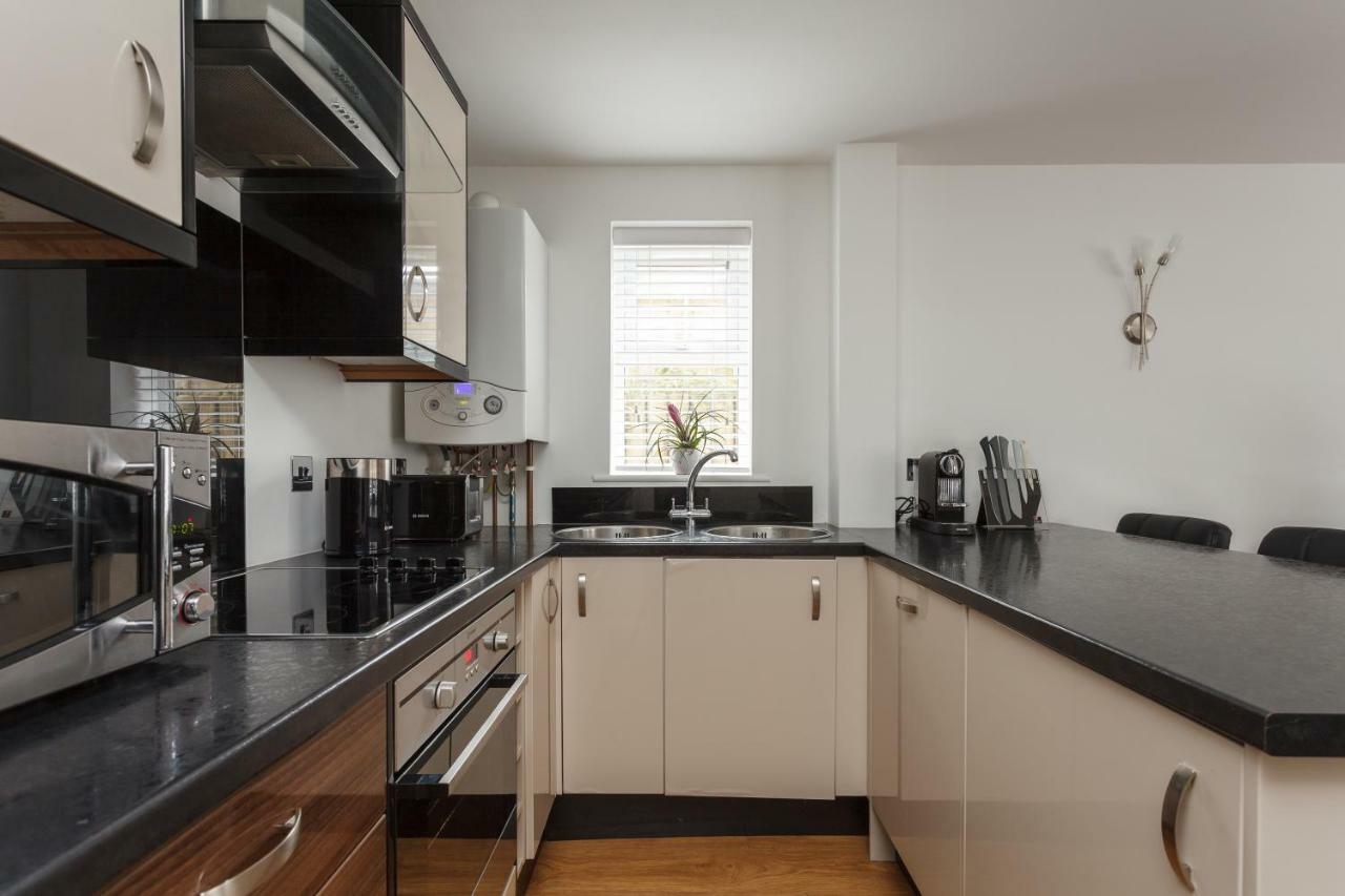 Stunning Contemporary Apartment - Free Parking - 5 Minute Walk To The Beach - Great Location - Fast Wifi - Smart Tv With Netflix Included - Contractor Friendly - Perfect For Short And Long Stays Bornemouth Extérieur photo