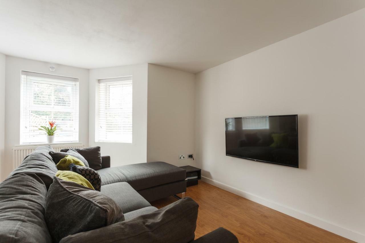 Stunning Contemporary Apartment - Free Parking - 5 Minute Walk To The Beach - Great Location - Fast Wifi - Smart Tv With Netflix Included - Contractor Friendly - Perfect For Short And Long Stays Bornemouth Extérieur photo