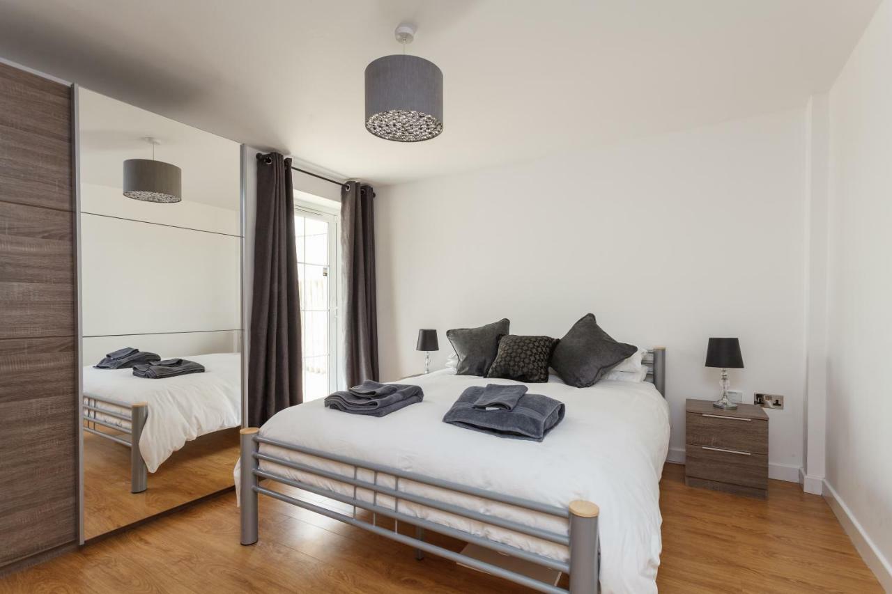 Stunning Contemporary Apartment - Free Parking - 5 Minute Walk To The Beach - Great Location - Fast Wifi - Smart Tv With Netflix Included - Contractor Friendly - Perfect For Short And Long Stays Bornemouth Extérieur photo