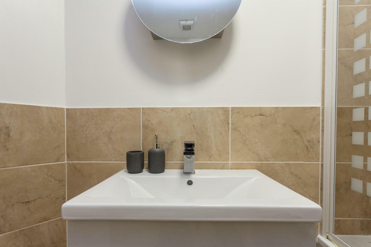 Stunning Contemporary Apartment - Free Parking - 5 Minute Walk To The Beach - Great Location - Fast Wifi - Smart Tv With Netflix Included - Contractor Friendly - Perfect For Short And Long Stays Bornemouth Extérieur photo