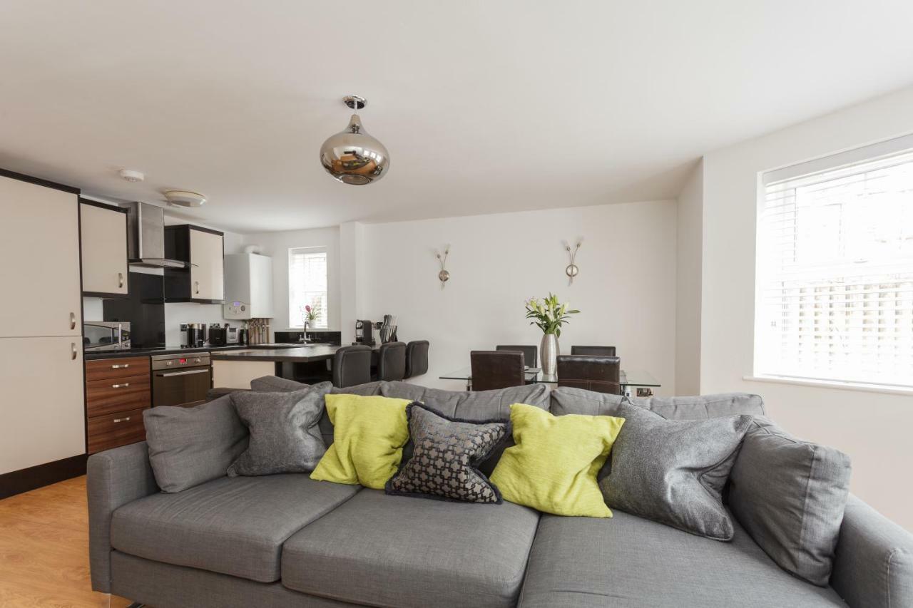 Stunning Contemporary Apartment - Free Parking - 5 Minute Walk To The Beach - Great Location - Fast Wifi - Smart Tv With Netflix Included - Contractor Friendly - Perfect For Short And Long Stays Bornemouth Extérieur photo