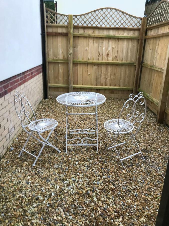 Stunning Contemporary Apartment - Free Parking - 5 Minute Walk To The Beach - Great Location - Fast Wifi - Smart Tv With Netflix Included - Contractor Friendly - Perfect For Short And Long Stays Bornemouth Extérieur photo